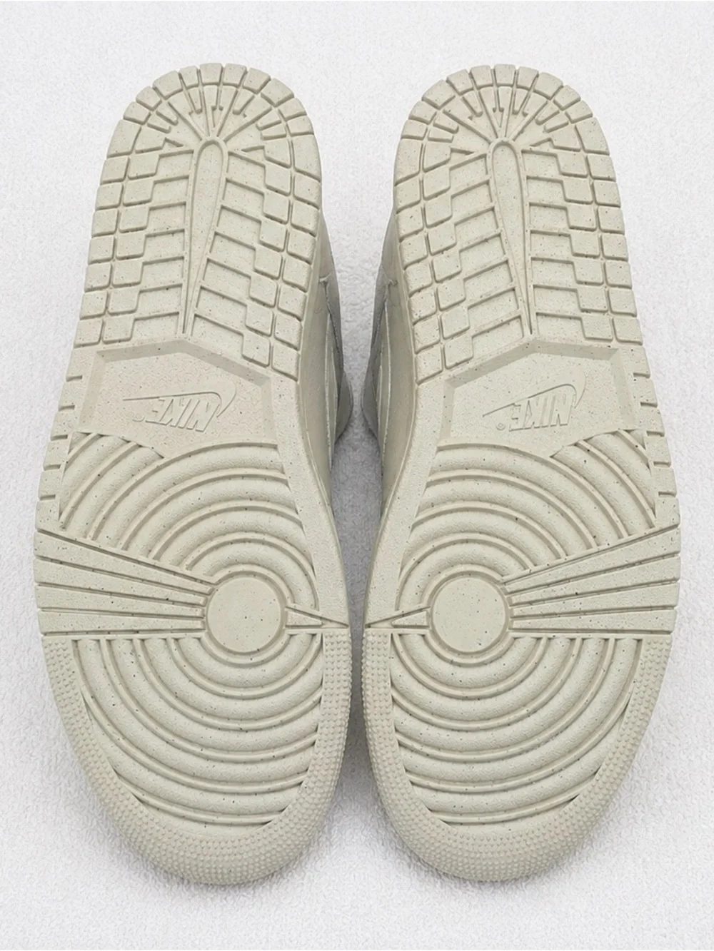 Air Jordan 1 Mid SE Craft PALE IVORY SAIL (Suede White) Mens Size 10. BRAND NEW.
